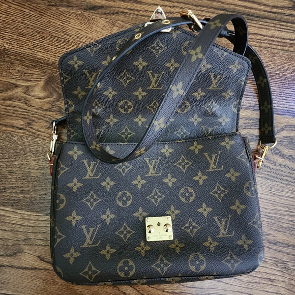 LOUIS VUITTON Monogram Canvas Pochette Metis Bag - Picture 3 of 16